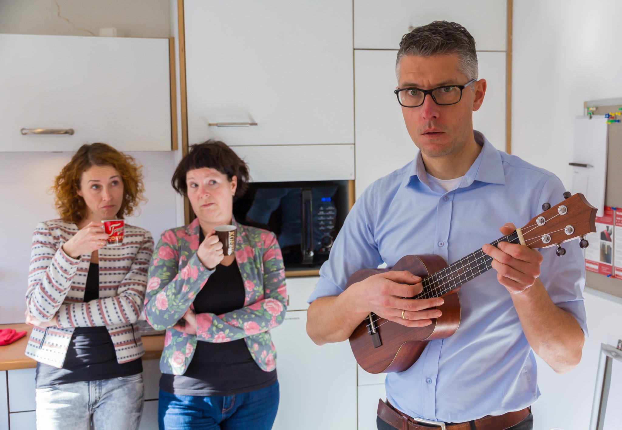 Afbeelding van theatervoorstelling Aut of Office. Een interactieve voorstelling van Theatergroep Bint gaat over het inclusie en autisme. Zo maakt Bint diversiteit en inclusie bespreekbaar op de werkvloer.